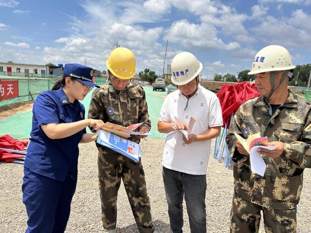 雄县开展普法进工地宣传活动